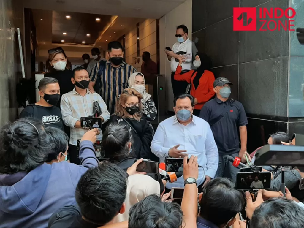 Ayu Ting-Ting dan orang tuanya serta pengacaranya di Mapolda Metro Jaya, Jakarta. (INDOZONE/Samsudhuha Wildansyah).