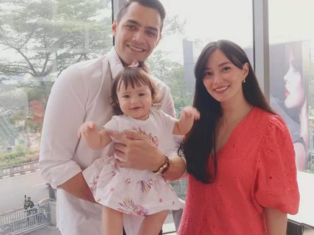 Keluarga Asmirandah dan Jonas Rivanno. (Instagram/@asmirandah89)