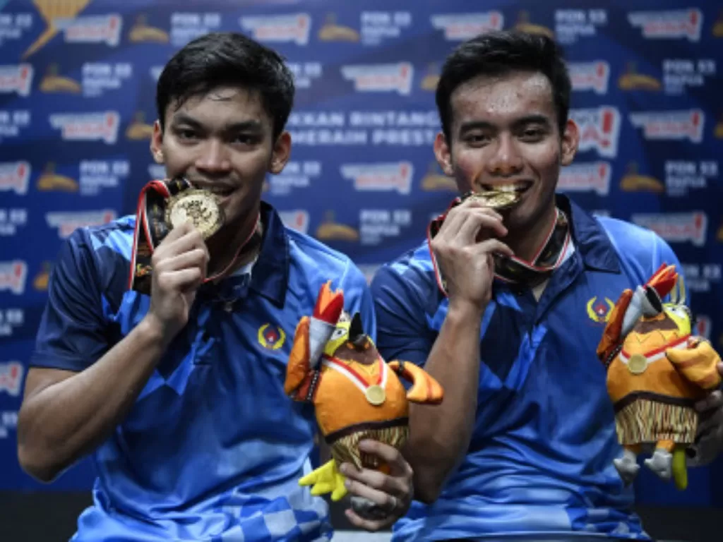 Pebulu tangkis ganda putra Jawa Barat Muh Shohibul Fikri dan Pramudia Kusumawardana berpose dengan medali emasnya (ANTARA FOTO/Nova Wahyudi)