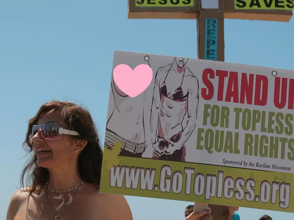 Perayaan gerakan Go Topless Day. (Wikpedia).