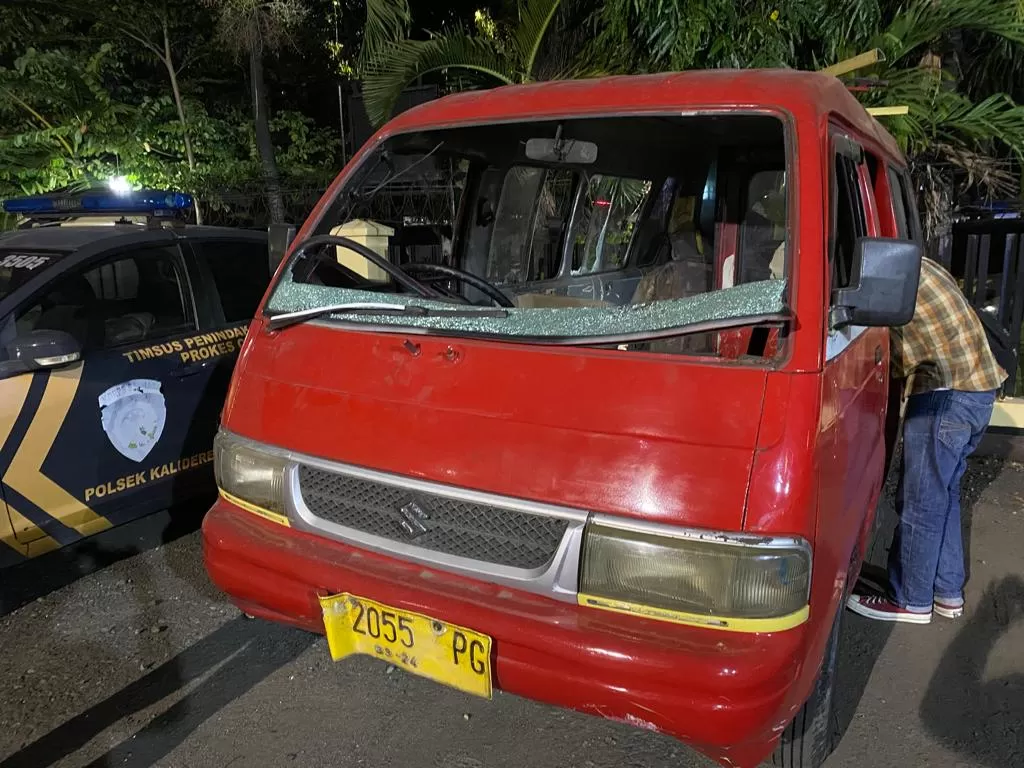 Mobil angkot yang diduga digunakan pelaku dalam melancarkan aksinya. (Dok. Humas Polres Jakarta Barat)