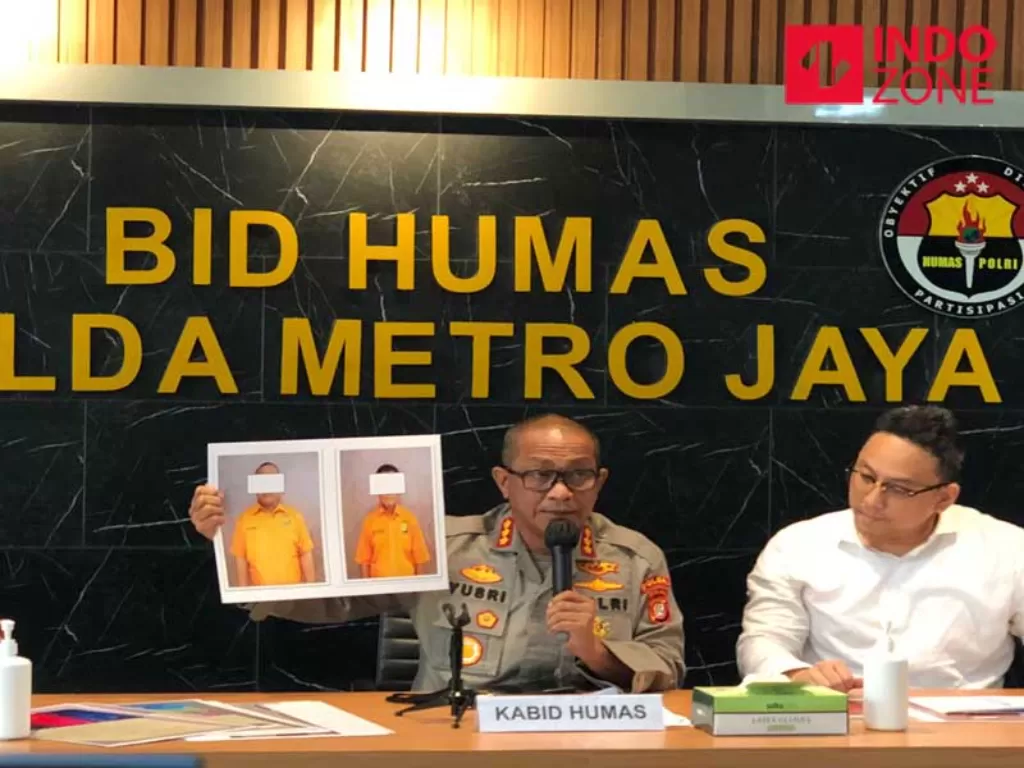  Konferensi pers kasus petani-kuli bangunan bobol 14 rekening nasabah  Bank BTPN di Mapolda Metro Jaya, Jakarta. (INDOZONE/Samsudhuha Wildansyah).