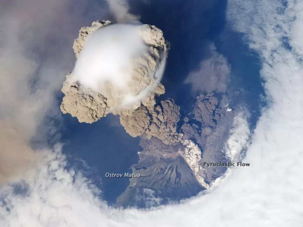 Pemandangan menegangkan letusan gunung berapi dari stasiun luar angkasa. (Photo/NASA)