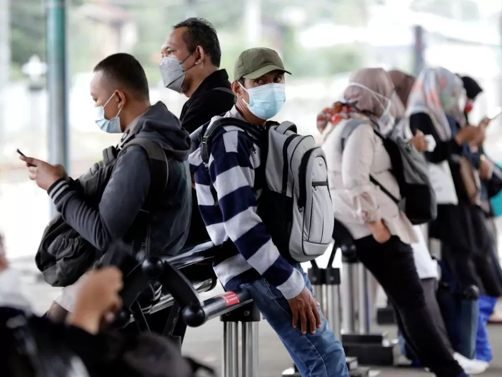 Warga menunggu kereta di stastiun di Jakarta, 13 September 2021. (REUTERS/Ajeng Dinar Ulfiana)