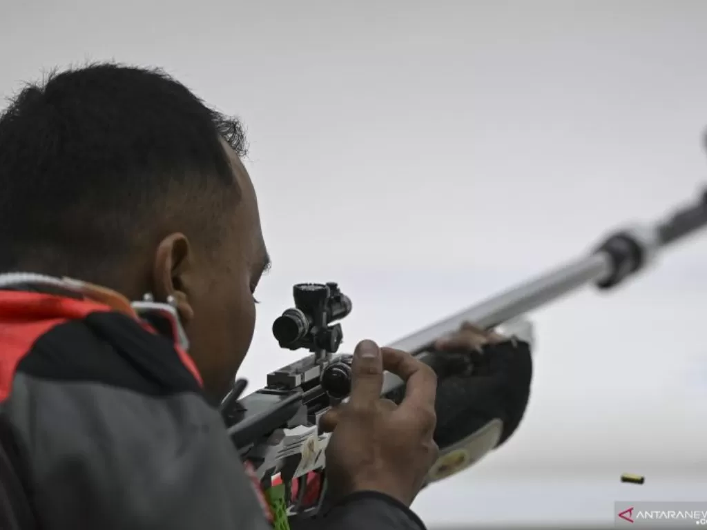 Petembak Papua Farid Prayuda beraksi dalam final menembak nomor 50 meter Rifle 3 Position tunggal putra PON Papua. (ANTARA FOTO/M RISYAL HIDAYAT) 