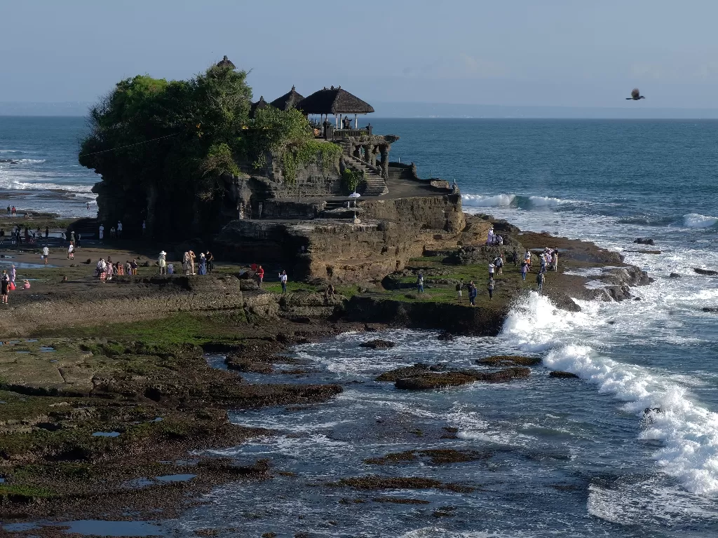 Wisatawan mengunjungi objek wisata Tanah Lot pada pemberlakuan pembatasan kegiatan masyarakat (PPKM) level 3 di Tabanan, Bali. (ANTARA/Nyoman Hendra Wibowo)