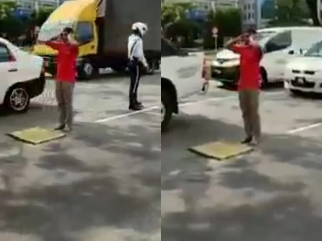 Polisi amankan lalu lintas terhadap seorang pria yang salat di tengah jalan. (Photo/Facebook)