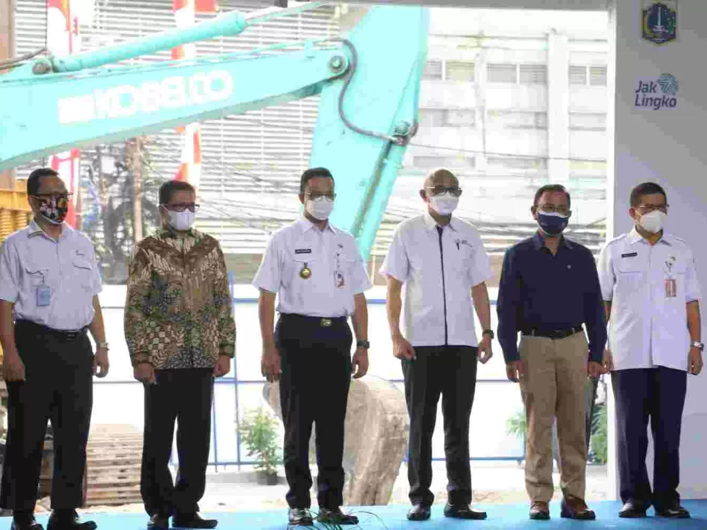 Gubernur DKI Jakarta, Anis Baswedan (tiga dari kiri) meresmikan pencanangan pembangunan Simpang Temu. (Dok. Pemprov DKI)