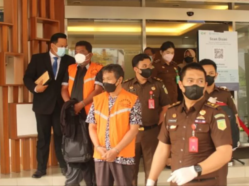 Kejaksaan Negeri Jakarta Barat menahan W dan MF selaku dua tersangka kasus korupsi dana BOS SMKN 53 Jakarta Barat. (ANTARA/HO-Kejaksaan Negeri Jakarta Barat) 