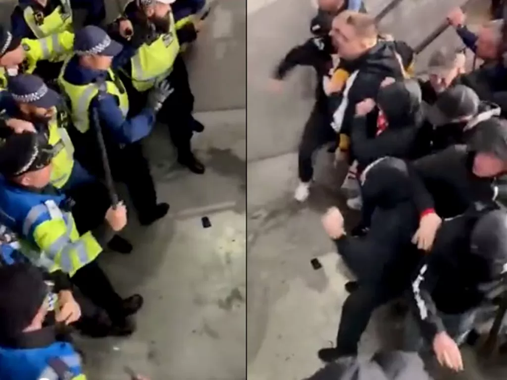 Polisi yang berjaga di Stadion Wembley terlibat bentrok dengan fans Hungaria, Rabu (13/10/2021). (Twitter/@sgevans)