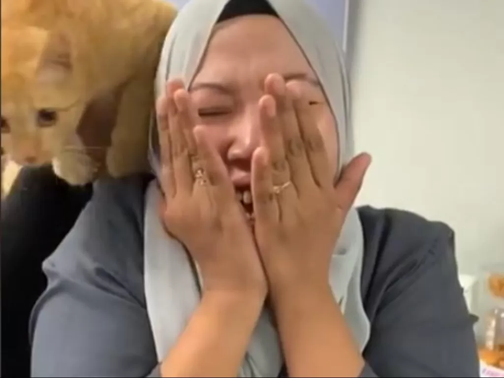 Video wanita yang ketakutan karena diejek menggunakan seekor kucing, bikin netizen heran. (Photo/TikTok/@tasyapunyerrr)