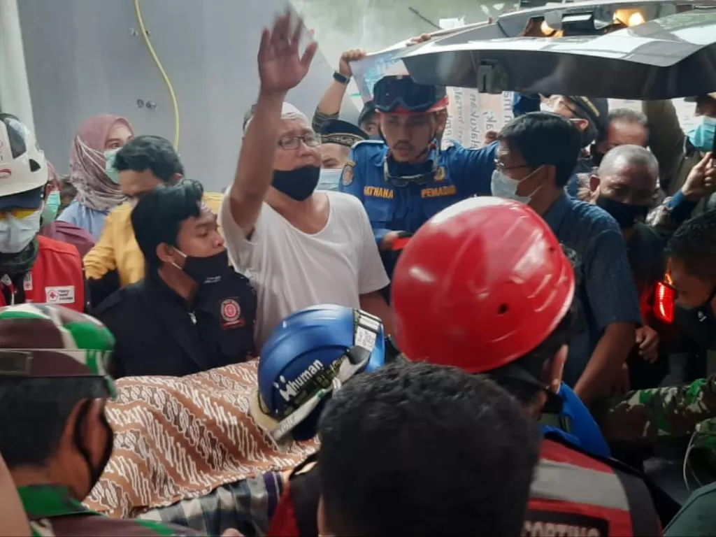 Proses evakuasi bocah tertimpa reruntuhan di Depok. (Dok. Istimewa)