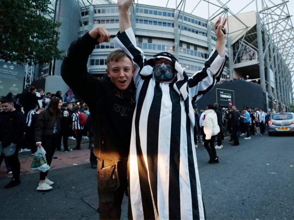 Para fans Newcastle United merayakan pengambialihan klub oleh Putra Mahkota Arab Saudi. (REUTERS/Lee Smith)