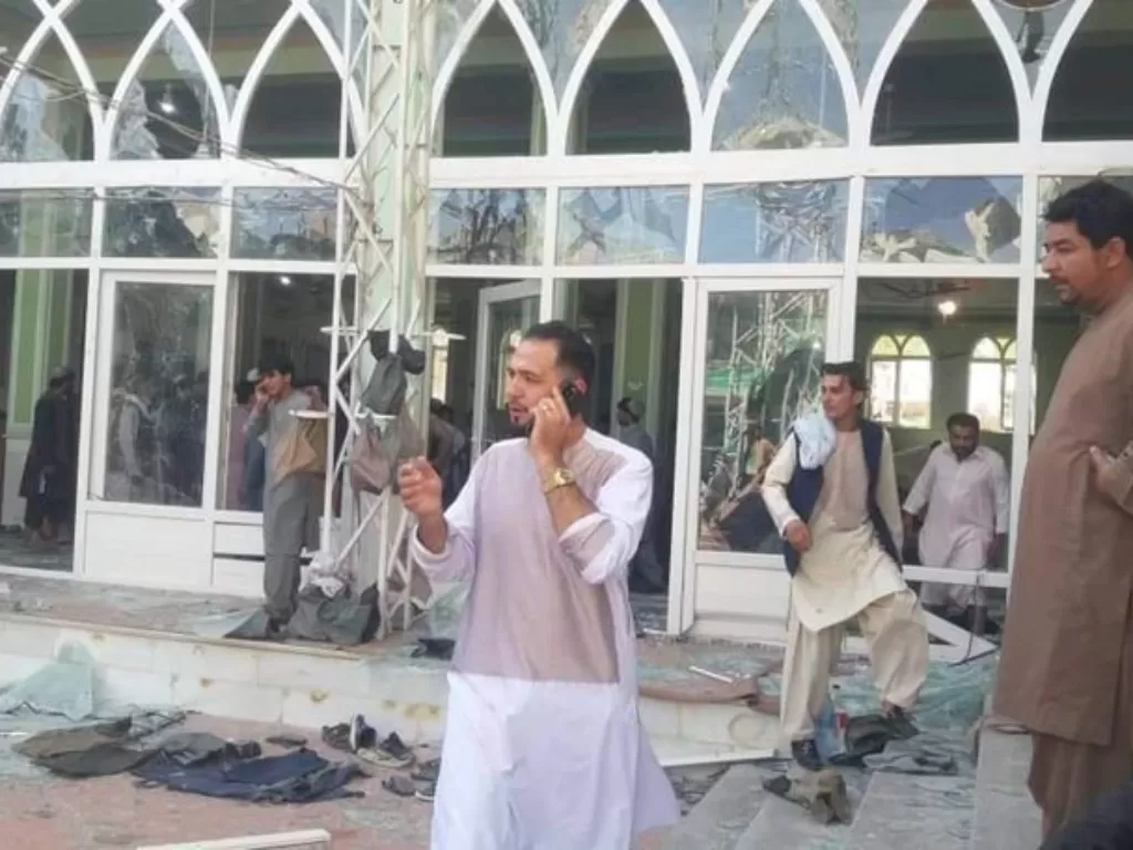 Ledakan di masjid Syiah di kota selatan Afghanistan, Kandahar, pada Jum'at sore (15/10/2021). (Twitter)