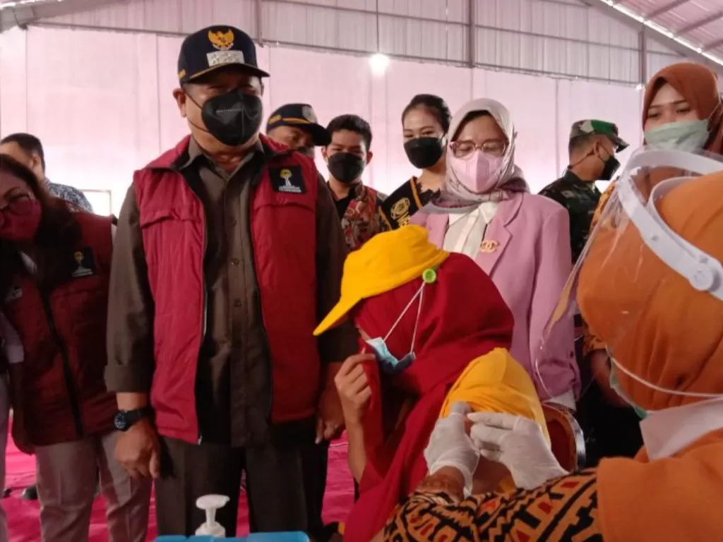 Bupati Tulungagung Maryoto Birowo didampingi sejumlah pengurus HIPMI melihat langsung pelaksanaan vaksinasi yang digelar di salah satu gedung baru milik saah satu perusahaan rokok terbesar di Tulungagung, Kamis (14/10/2021) (ANTARA/HO-Kakokz)