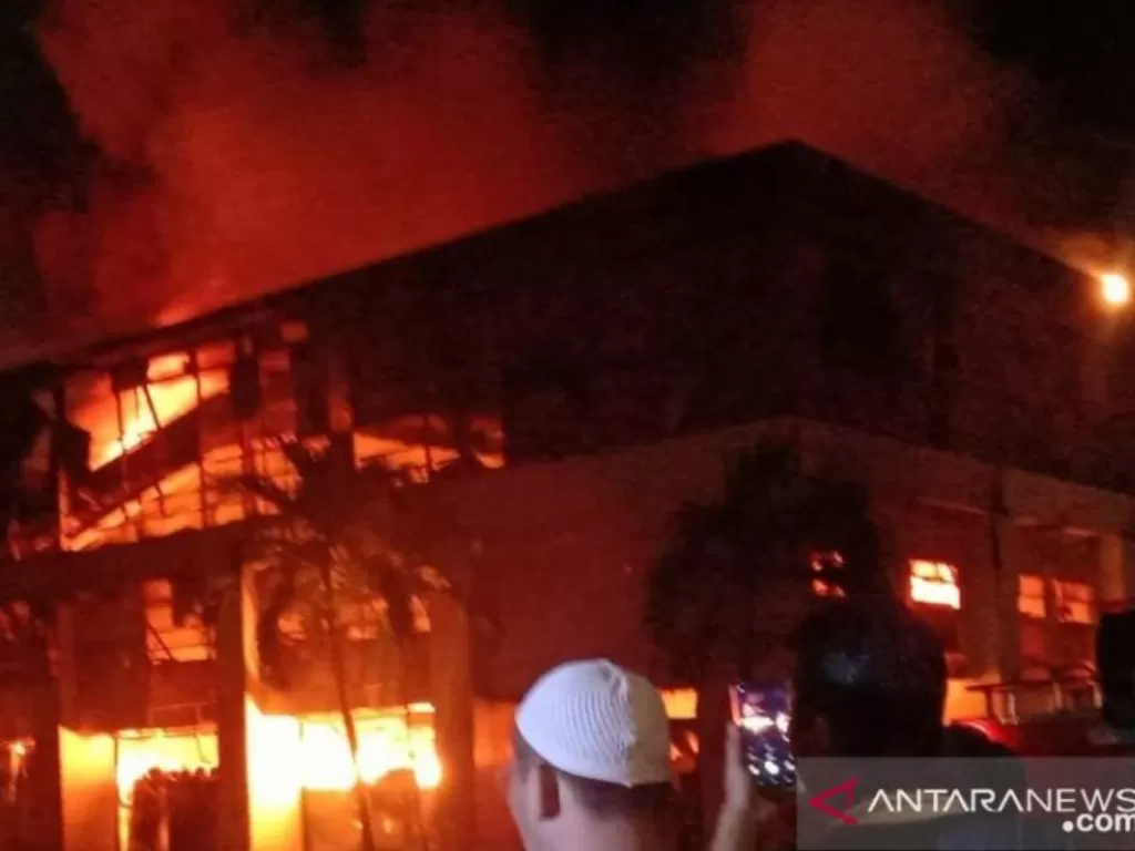 Kebakaran terjadi di sebuah gudang elektronik di Jalan Mangga Dua Abdad, RT 004 RW 007, Sawah Besar, Sabtu malam (16/10/2021). (ANTARA/twitter/humasjakfire)