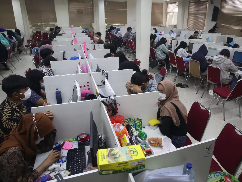 Suasana ruang kerja jasa Pinjol usai penggerebekan kantor jasa pinjaman online (Pinjol) oleh Dit Reskrimsus Polda Metro Jaya di Cipondoh, Tangerang, Banten, Kamis (14/10) (ANTARA FOTO/Muhammad Iqbal)