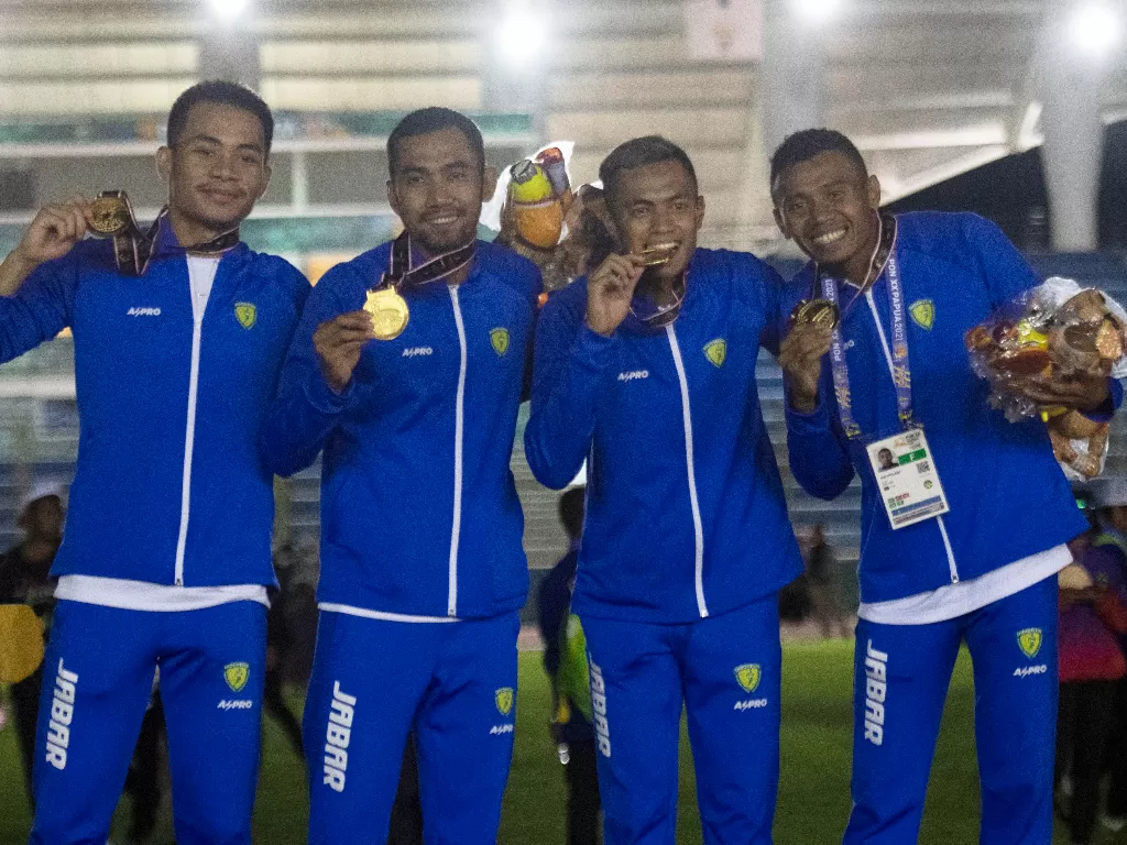 Pelari estafet putra dari Jabar meraih medali emas di PON Papua (ANTARA FOTO/Aditya Pradana Putra)