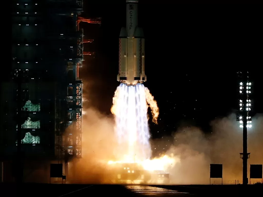 Roket Long March-2F Y13, yang membawa pesawat ruang angkasa Shenzhou-13 dan tiga astronot dalam misi awak kedua China. (REUTERS/Carlos Garcia Rawlins)