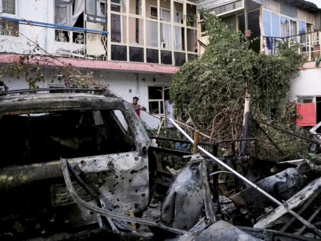 Mobil yang hancur karena serangan drone AS. (REUTERS/Stringer)