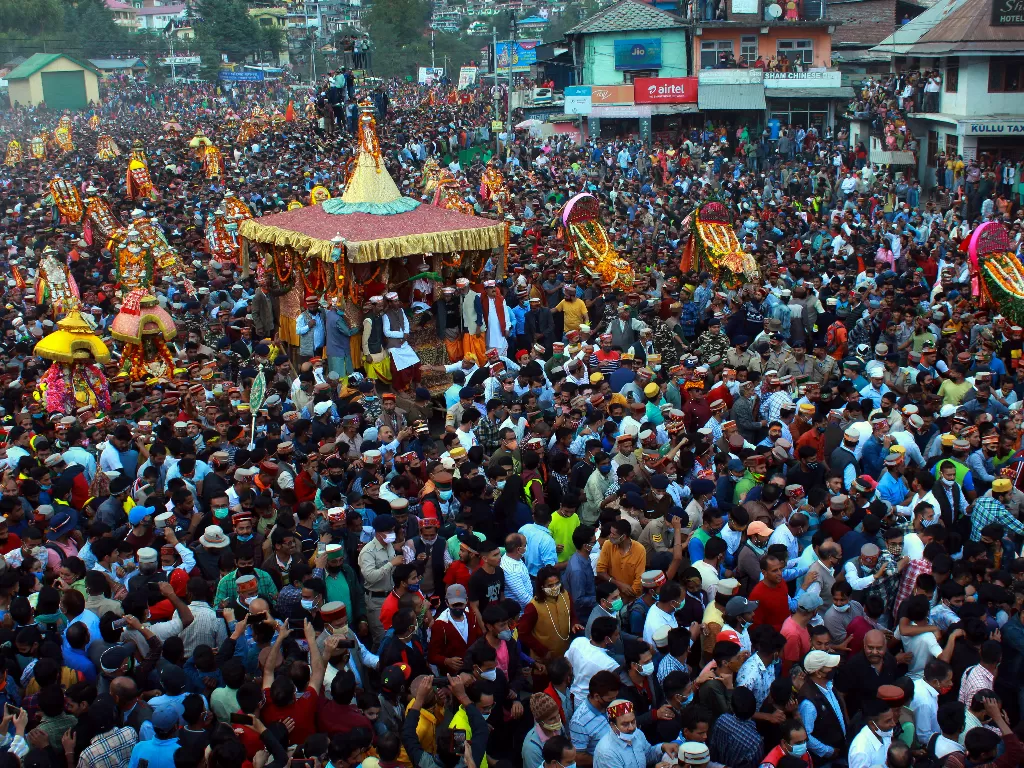Festival keagamaan di India dipadati ribuan orang. (REUTERS/Stringer)