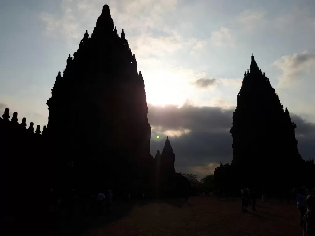 Candi Prambanan saat menjelang matahari terbenam. (Foto: Indozone.id/Abul Muamar)