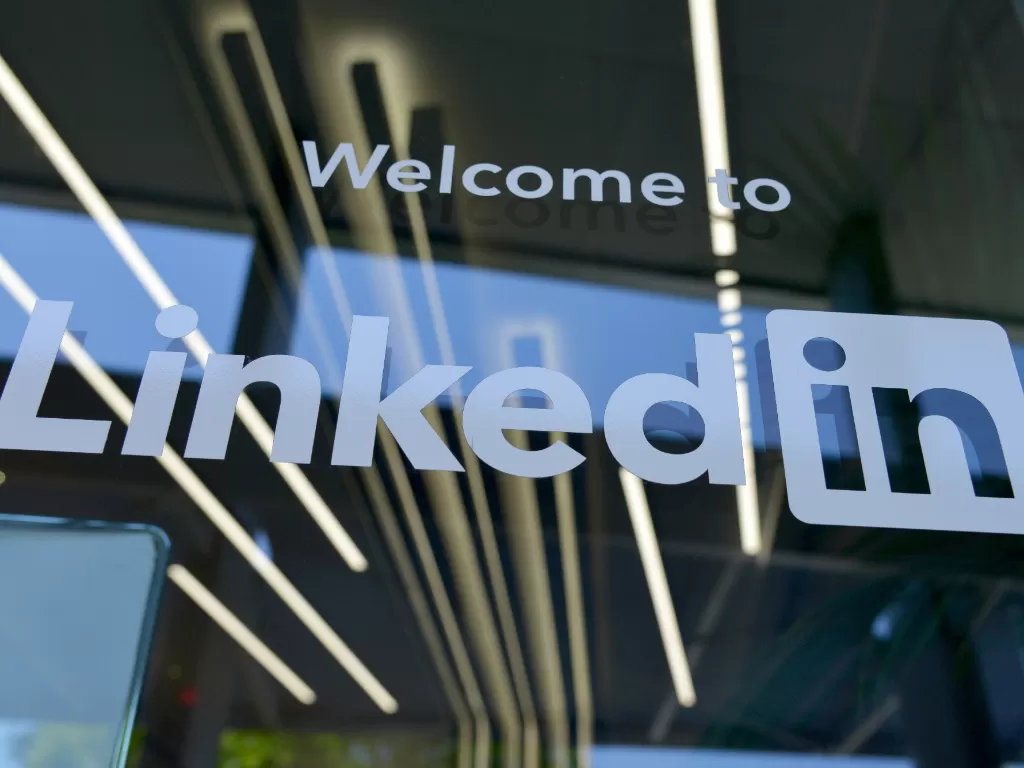 Tampilan logo perusahaan LinkedIn di salah satu kantornya (photo/Unsplash/Greg Bulla)