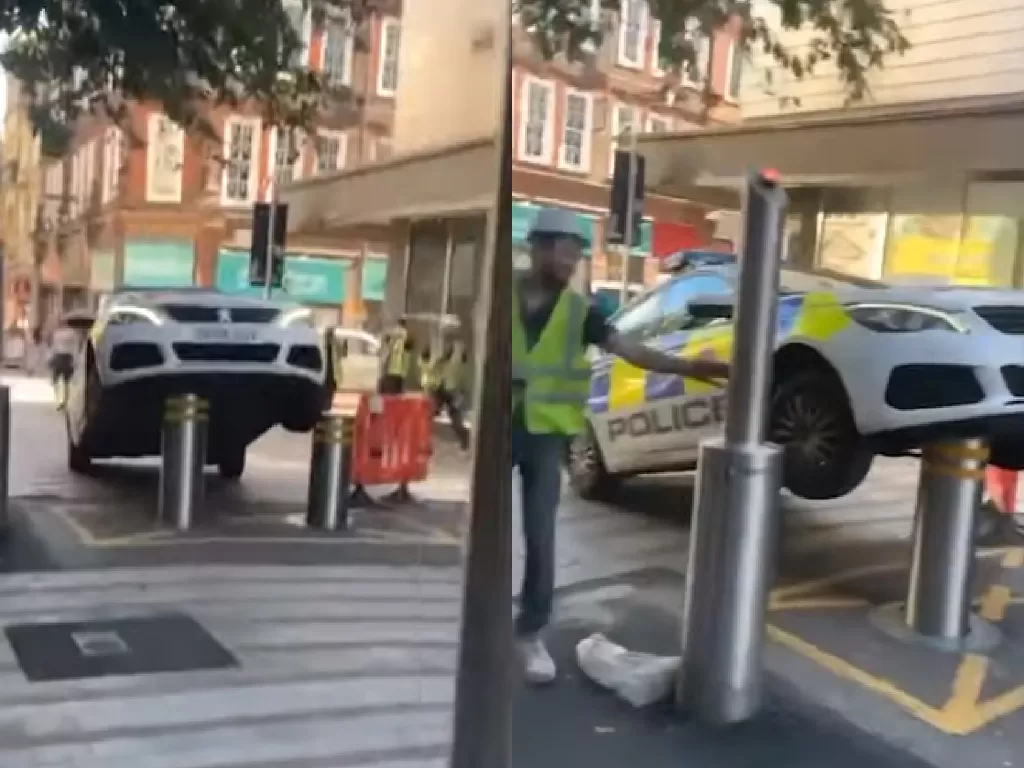 Mobil polisi yang terangkat pembatas jalan di Leeds, Inggris (photo/YouTube/SWNS)