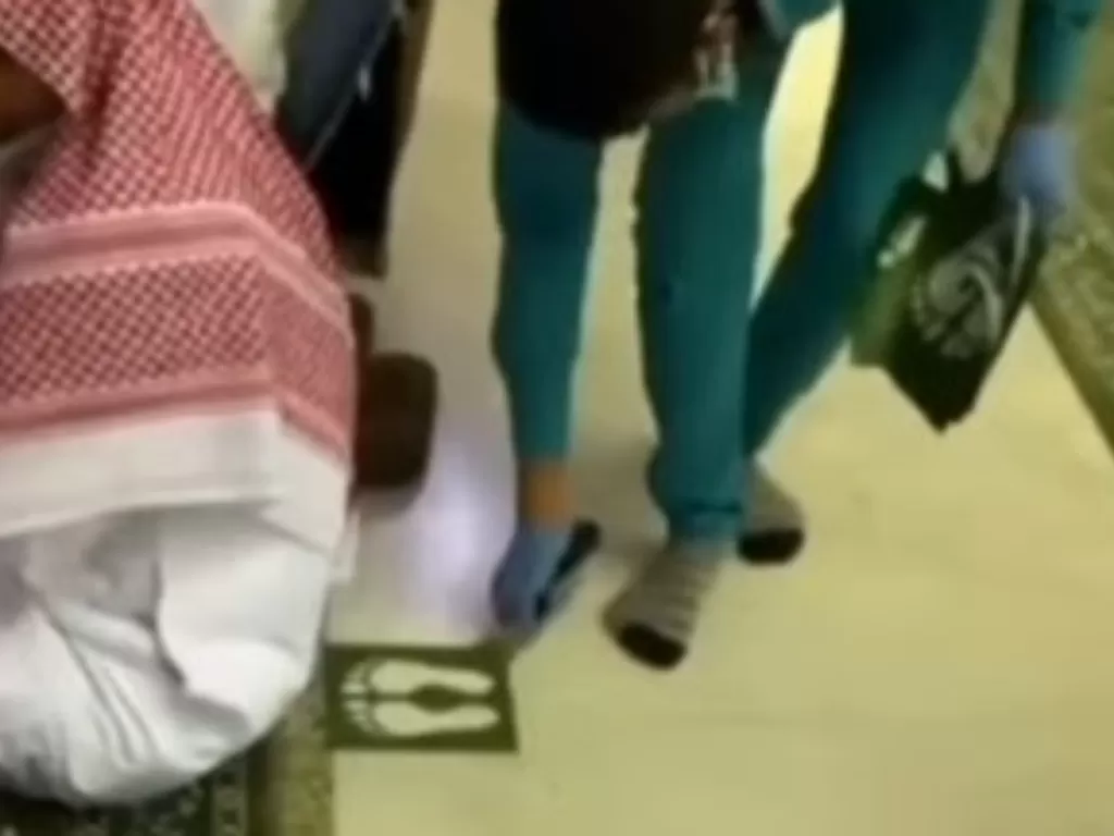 Pengurus masjid di Arab Saudi mulai melepas stiker jaga jarak (Instagram/makasar_iinfo)