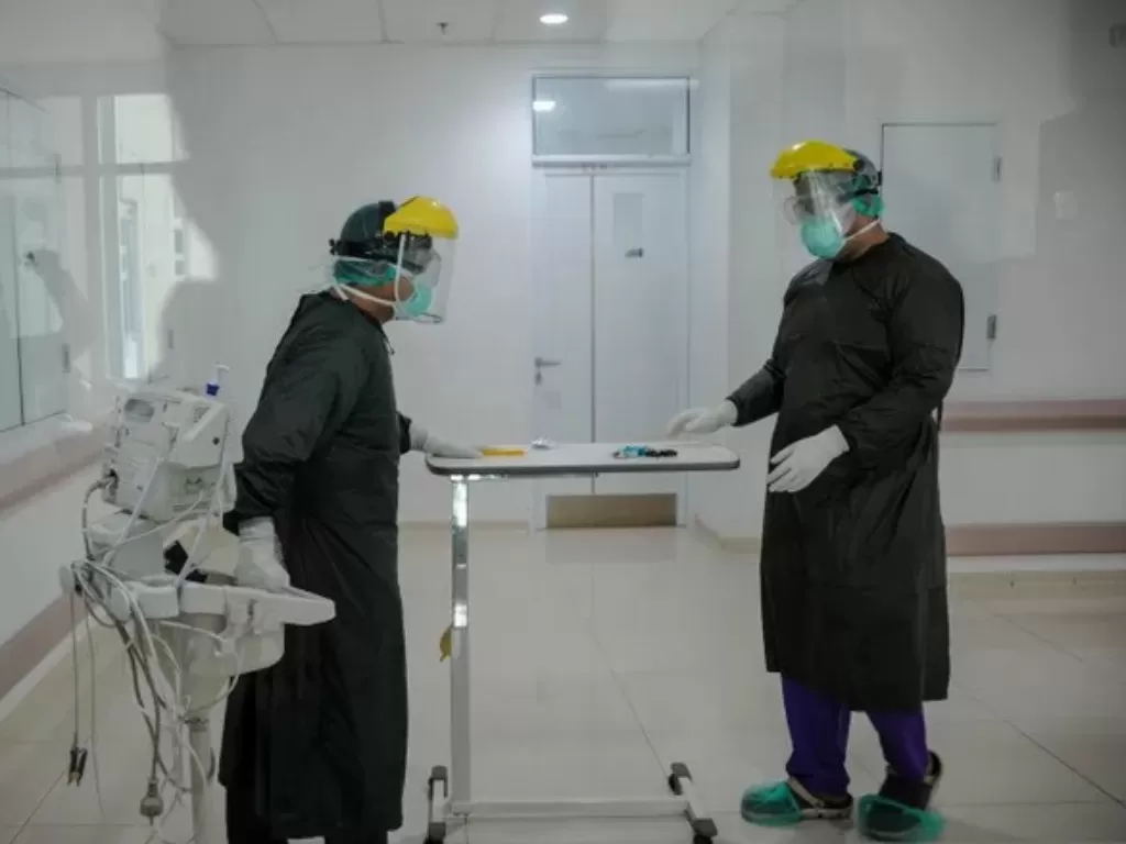 Tenaga kesehatan menyiapkan peralatan kesehatan bagi pasien COVID-19 di Rumah Sakit Khusus Ibu dan Anak (RSKIA) Bandung, Jawa Barat, Kamis (3/6/2021). (ANTARA FOTO/Raisan Al Farisi)