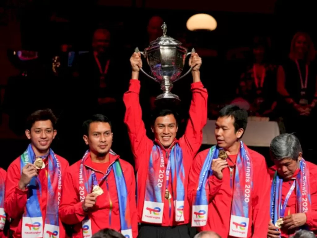 Para pemain dan official Indonesia melakukan selebrasi dengah memperlihatkan medali emas seraya mengangkat Piala Thomas. (ANTARA FOTO/Claus Fisker)