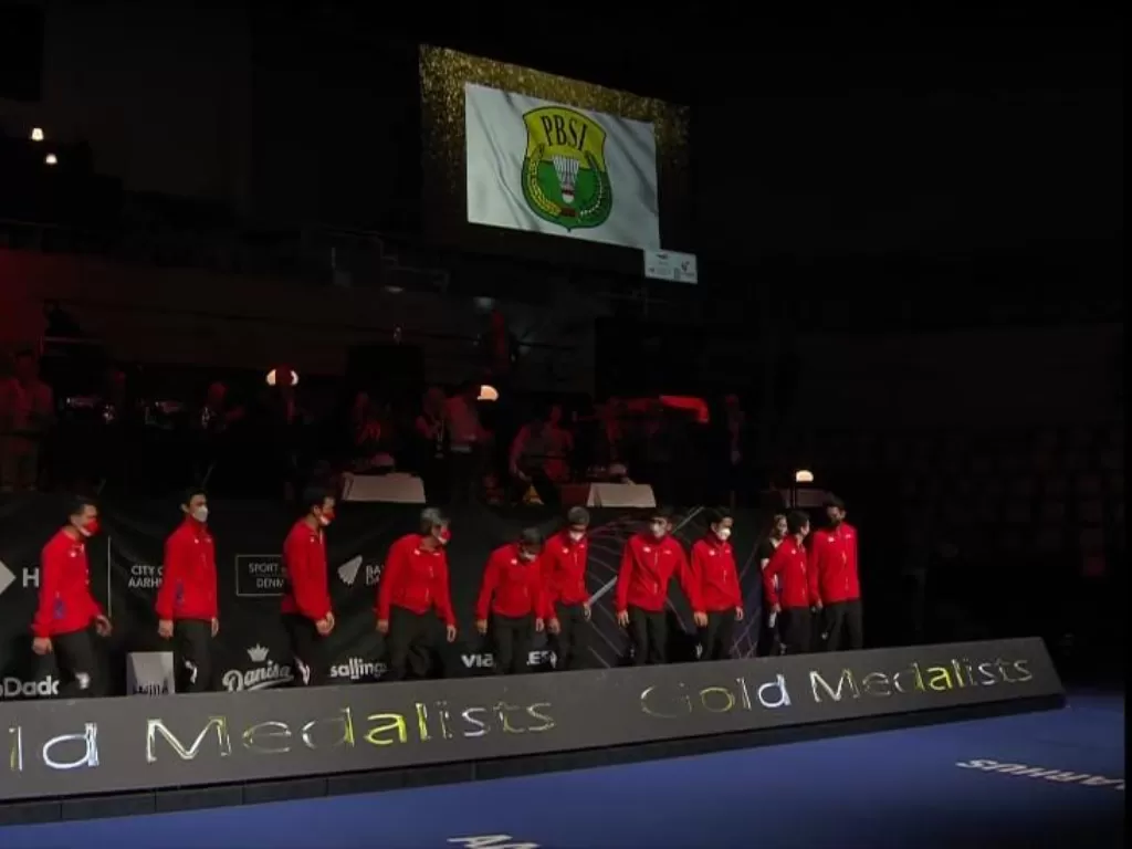  Cuplikan video saat bendera PB PBSI berkibar saat Indonesia juara Piala Thomas. (photo/Twitter)