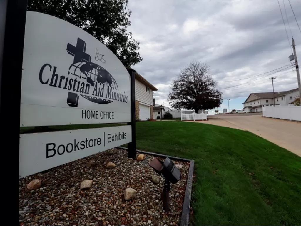 Sebuah plang menandai pintu masuk ke kantor pusat Christian Aid Ministries di Millersburg, Ohio, AS. (REUTERS/Aaron Josefczyk)