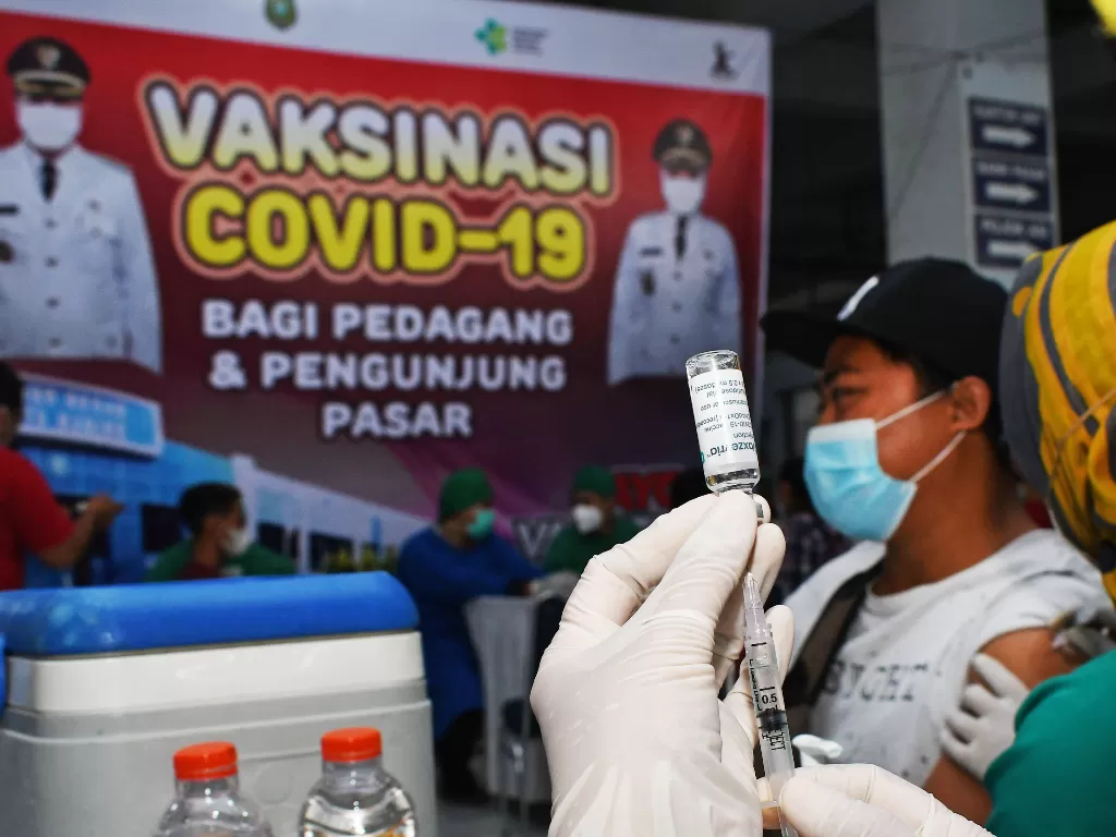 Salah satu upaya yang dilakukan pemerintah untuk mencegah potensi gelombang ketiga Covid-19 adalah dengan mempercepat vaksinasi. (ANTARA/Siswowidodo)