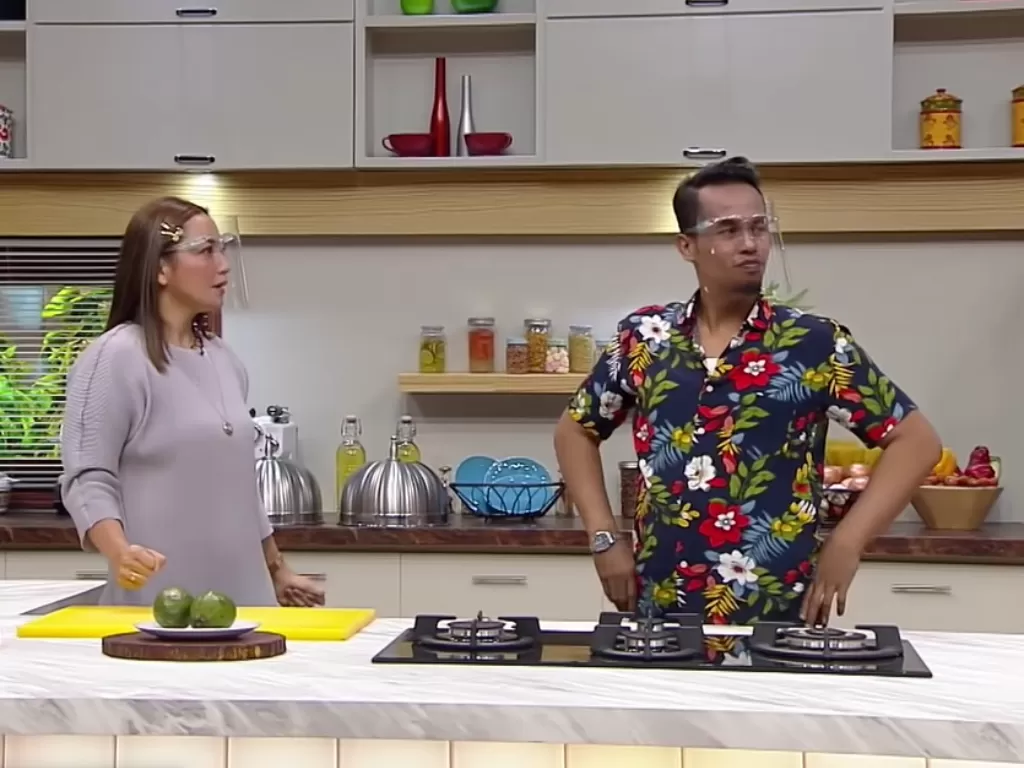 Penampilan Lord Adi (kanan) dan Hesti (kiri) dalam acara memasak di TV. (Tangkapan layar/Youtube).