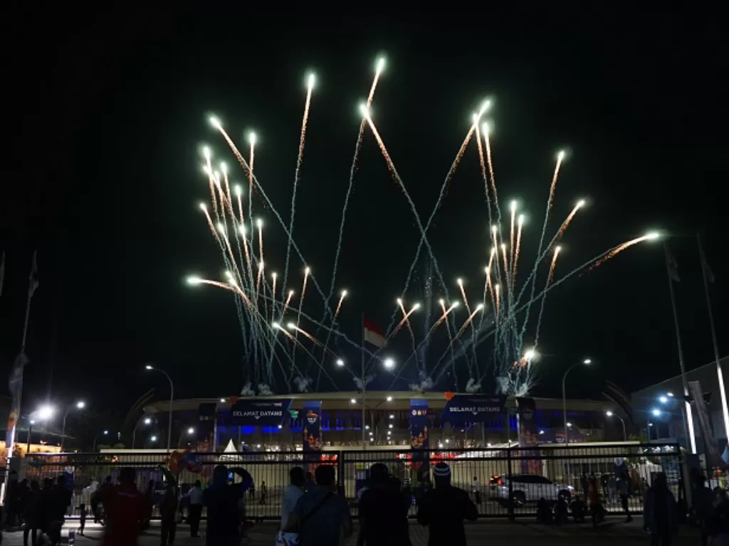 Warga menyaksikan pesta kembang api saat penutupan PON Papua di Stadion Lukas Enembe. (ANTARA FOTO/Indrayadi TH)