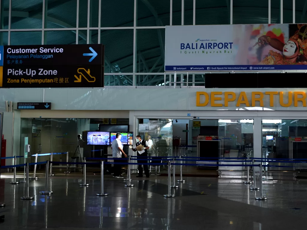 Petugas berada di area Terminal Internasional menjelang pembukaan kembali penerbangan internasional di Bandara Internasional I Gusti Ngurah Rai, Badung, Bali, Rabu (13/10/2021). (photo/ANTARA FOTO/Fikri Yusuf/ilustrasi)