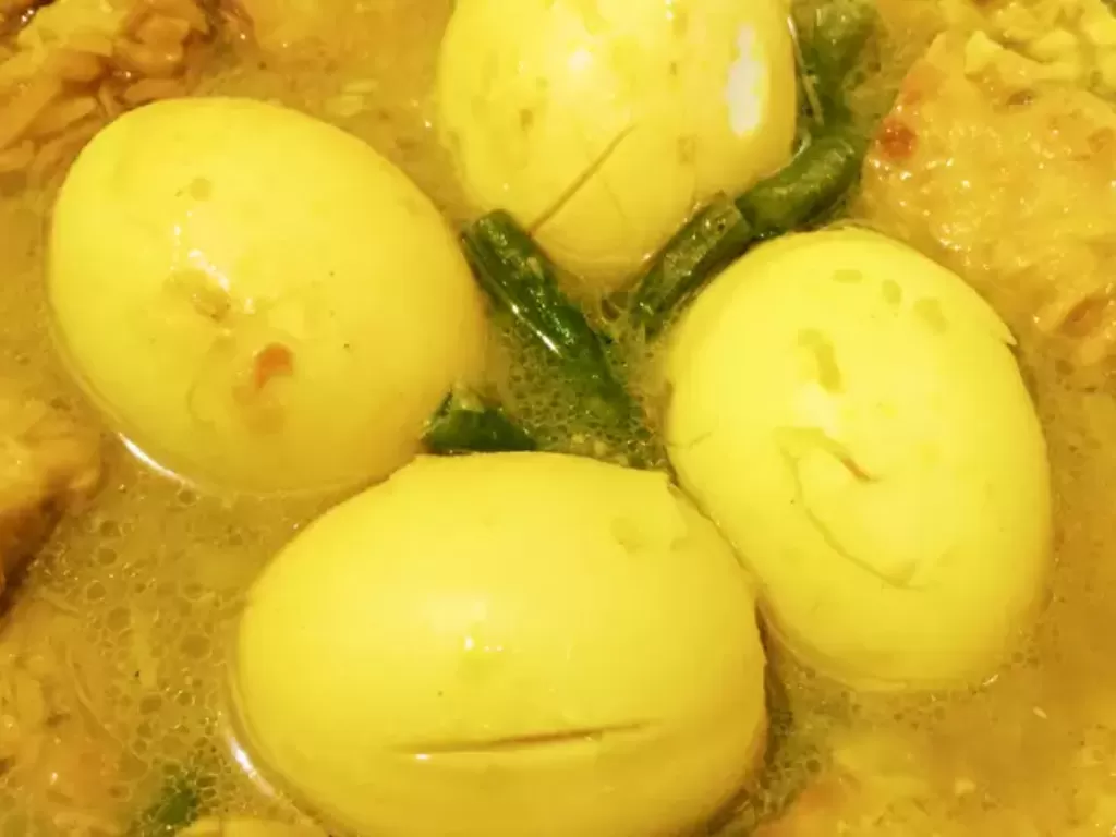 Telur bebek bumbu kuning. (Cookpad/@adetiapertiwi18)