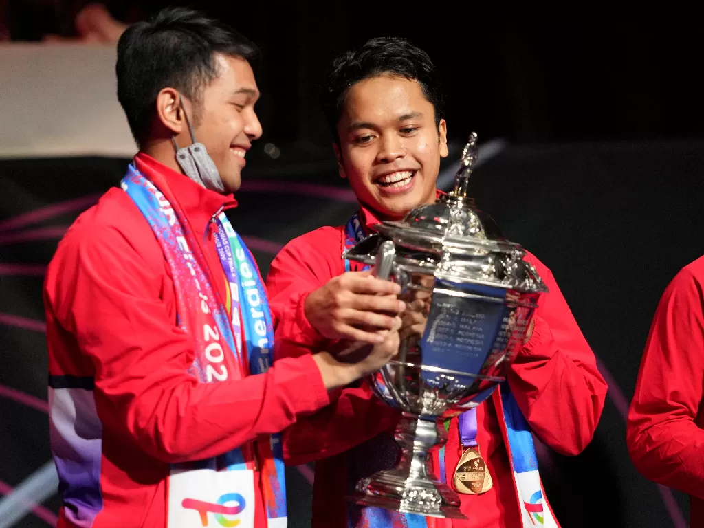 Anthony Ginting, pebulu tangkis tunggal putra Indonesia memegang trofi Piala Thomas (REUTERS/RITZAU SCANPIX)