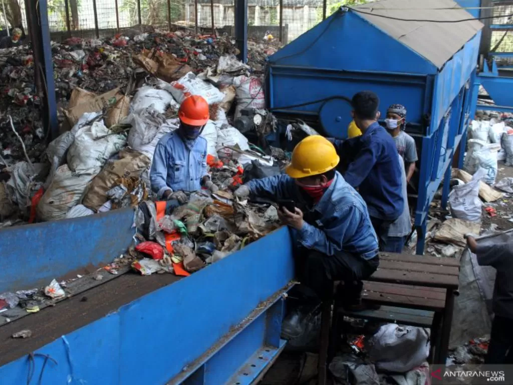  Pekerja memilah sampah saat uji coba pengoperasian mesin instalasi Pembangkit Listrik Tenaga Sampah (PLTSa) Tempat Pembuangan Akhir (TPA) Sumur Batu, di Bekasi, Jawa Barat, Jumat (2/8/2019). (ANTARA FOTO/Risky Andrianto)