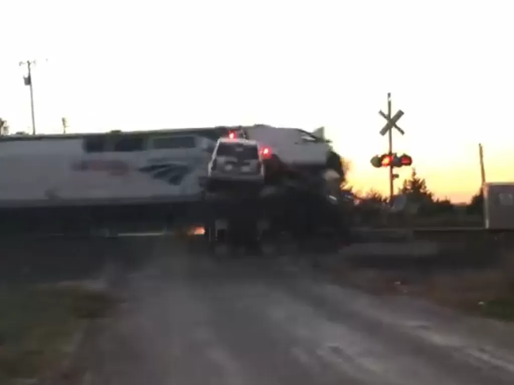Truk pengangkut mobil yang tertabrak kereta api (Source: YouTube - Storyful Rights Management)