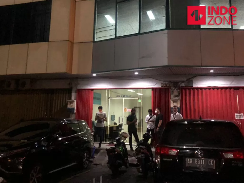 Kantor pinjol di Kelapa Gading, Jakarta Utara yang digerebek polisi, Senin (18/10/2021). (INDOZONE/Samsudhuha Wildansyah)