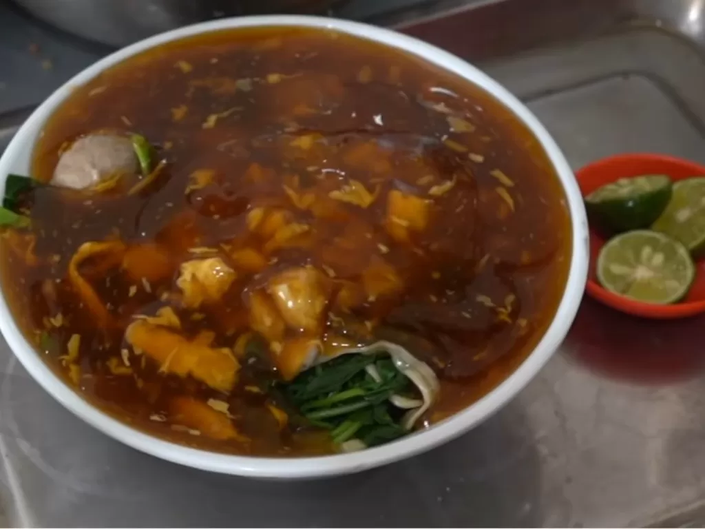 Kuliner Lomie, Mie Ayam yang berkuah kental. (Youtube/Anak Kuliner).