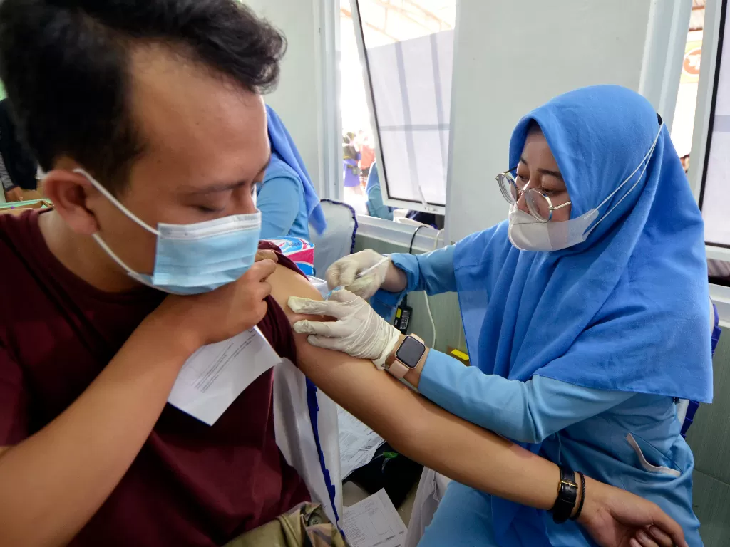  Vaksinator menyuntikkan vaksin COVID-19 dosis pertama saat vaksinasi bagi pedagang pasar tradisional di pasar Way Kandis Bandar Lampung, Lampung, Kamis (14/10/2021). (photo/ANTARA FOTO/Ardiansyah/ilustrasi)