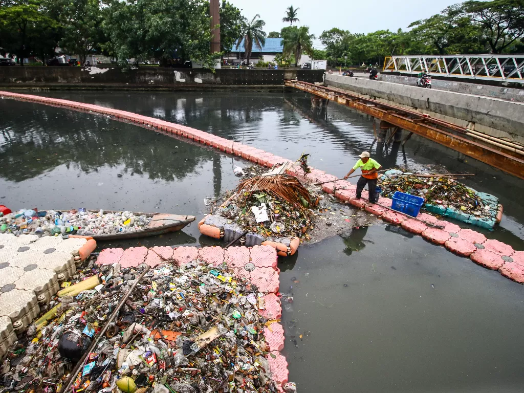 Petugas membersihkan Kali Mookervart, Rawa Buaya, Jakarta, Selasa (14/9/2021). (ANTARA/Rivan Awal Lingga)