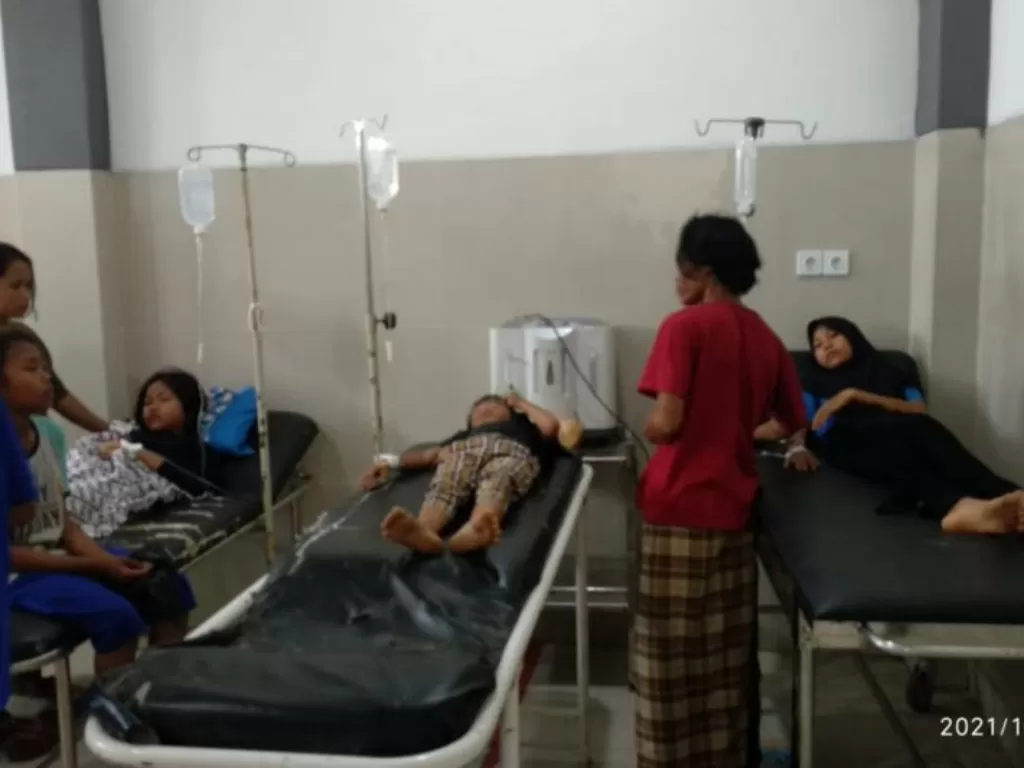 Puluhan pelajar di Kecamatan Praya Barat, Kabupaten Lombok Tengah, Nusa Tenggara Barat diduga mengalami keracunan makanan, Rabu (20/10). (photo/ANTARA/HO)