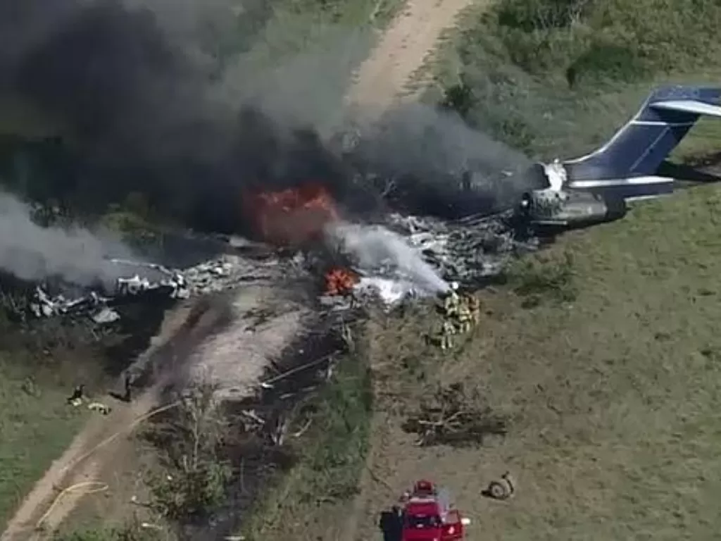 Penampakan pesawat MD-80 yang jatuh dan terbakar di AS (Instagram/net2netnews_)