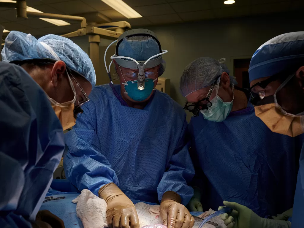 Para dokter yang melakukan transplantasi ginjal babi kepada manusia. (Photo/Reuters)