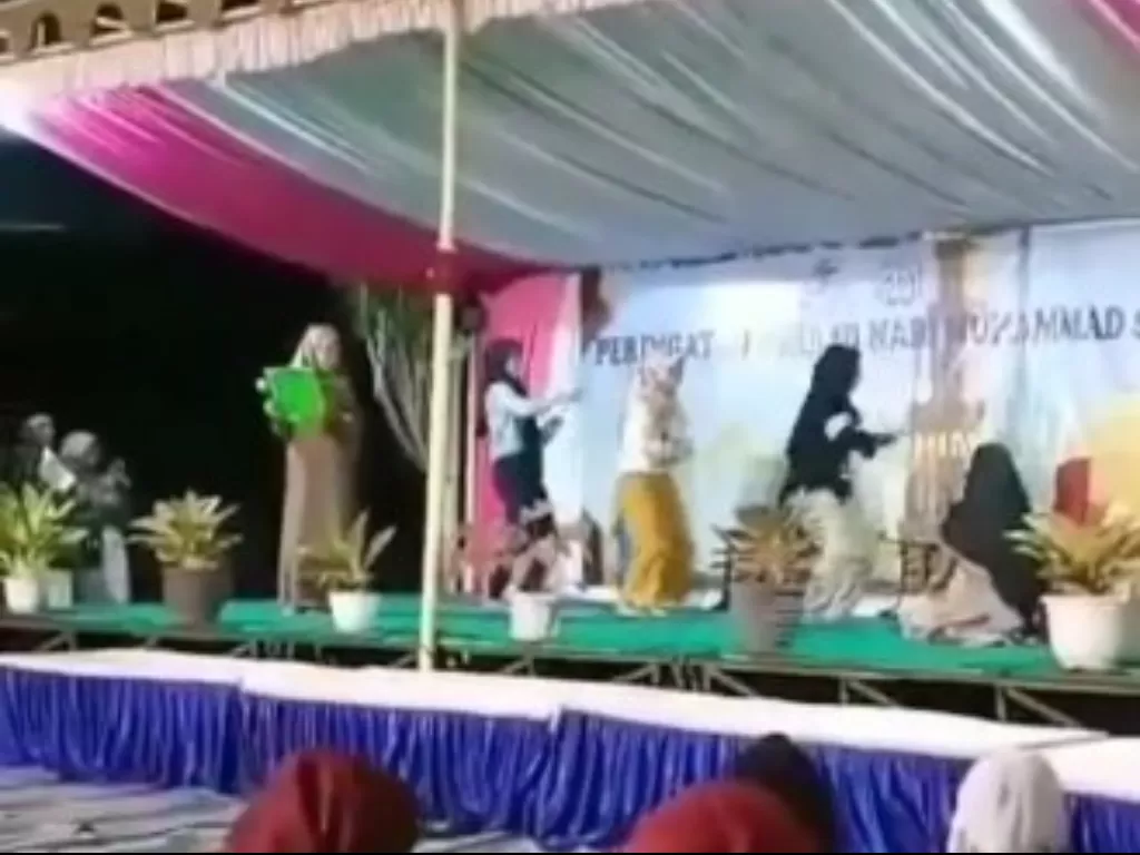 Tiga ABG joget TikTok di atas panggung saat perayaan Maulid Nabi (Instagram/info_karawang)