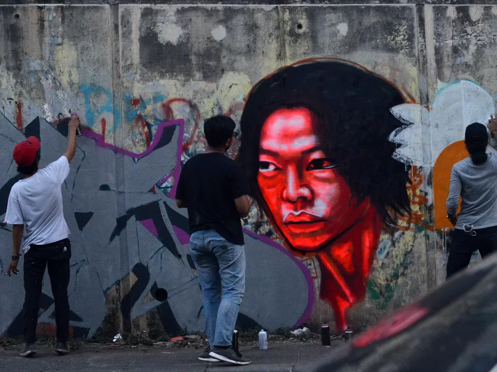 Seniman menyelesaikan pembuatan mural di flyover Kranji, Bekasi, Jawa Barat. (Foto: ANTARA/Suwandy)